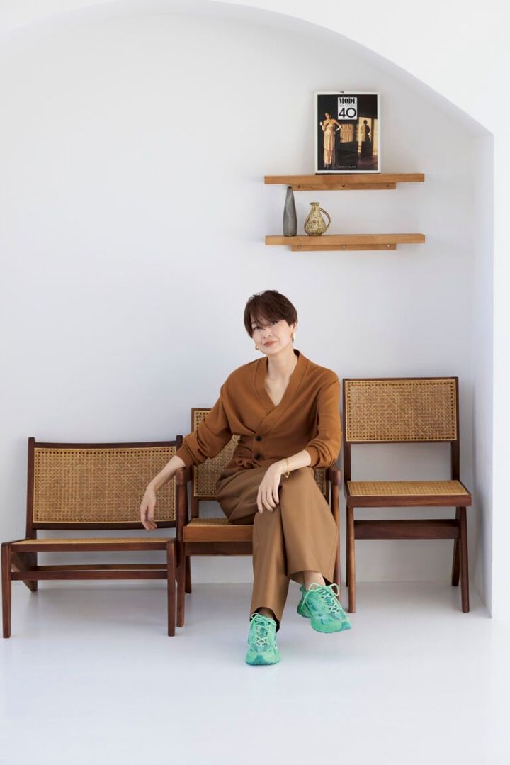 カーディガン¥39,600／アルジット（アプローズジャパン）、パンツ¥71,500／トゥモローランド ビー（トゥモローランド 渋谷本店）、ピアス¥52,000、ブレスレット¥61,000／ともにトムウッド（トムウッド 青山店）、スニーカー¥18,700／ラコステ