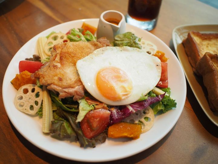 「ブリオッシュフレンチトースト＋メインディッシュ（写真はグリルチキンのカリフォルニアサラダ コブドレッシング）」2200円