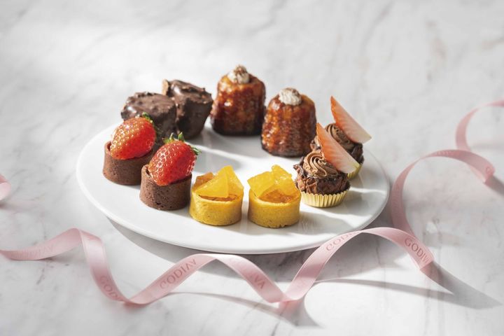 中段に並ぶスイーツは、左奥から時計回りにチョコレートスモア、ティラミスカヌレ、チョコレートムースとイチゴのワッフル、デコポンとチョコレートムースのタルト、チョコレートとイチゴのフロスティングタルト