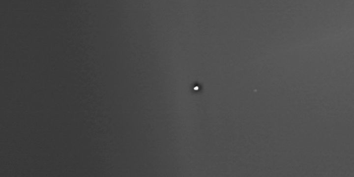 火星軌道から見た太陽（白い光源）と地球（右側の淡い点）