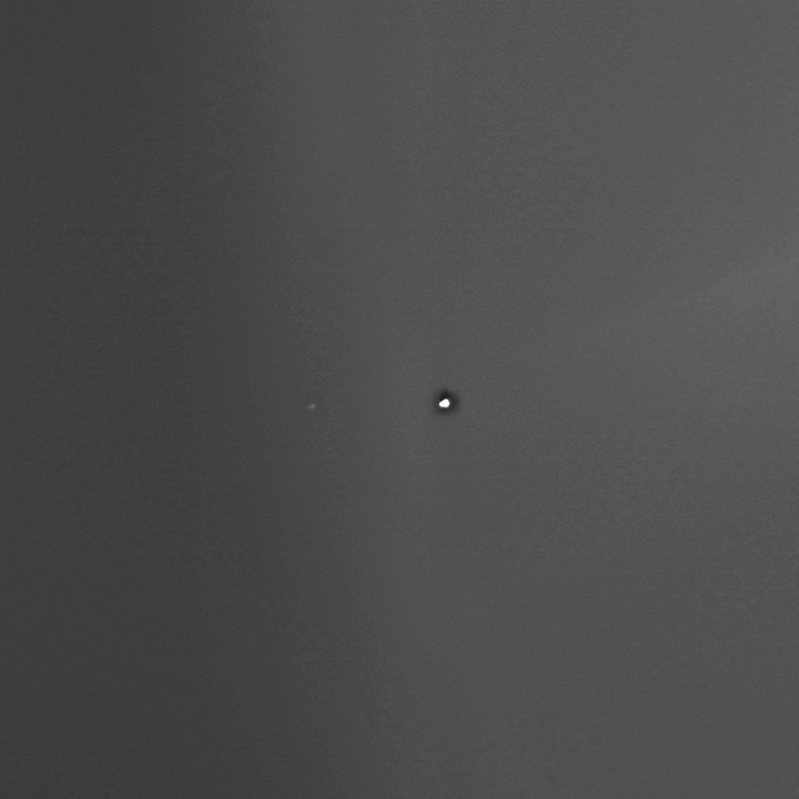 中央の白い光源が「太陽」で、周囲を公転する淡い点が「地球」