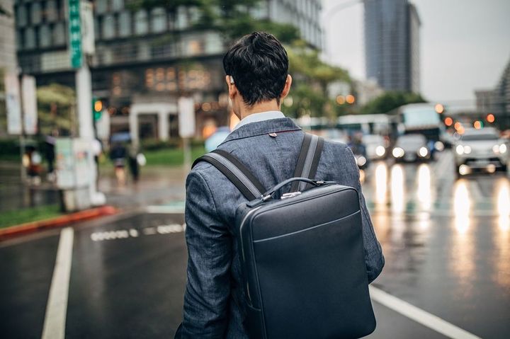 市内のビジネスマンの後ろ姿