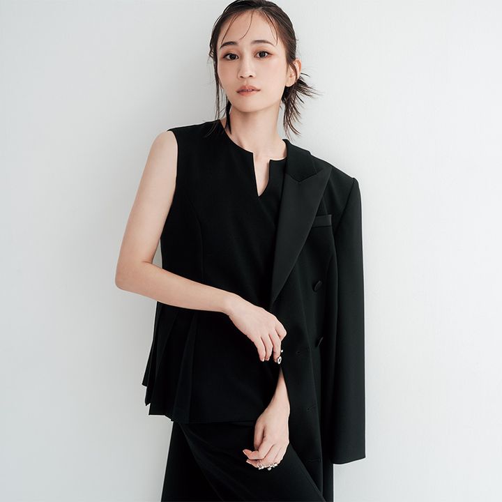 お仕事シーンでも活躍するADEAMの黒コーデ