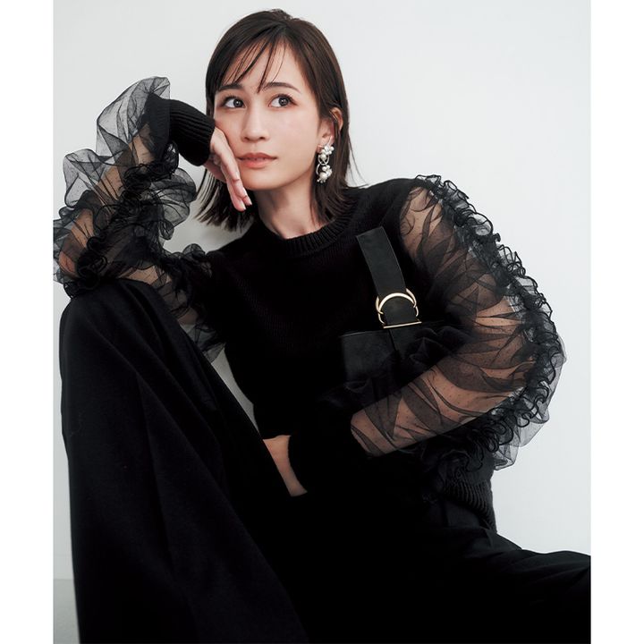 チュールの袖もオール黒でかっこよく着こなす前田敦子さん
