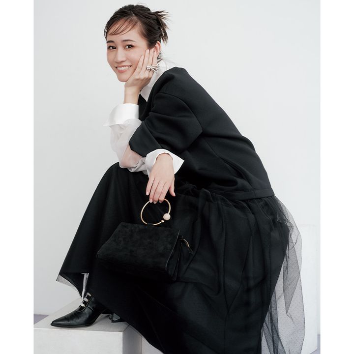 チュールのスカートもオーツ黒なら甘くなりすぎない