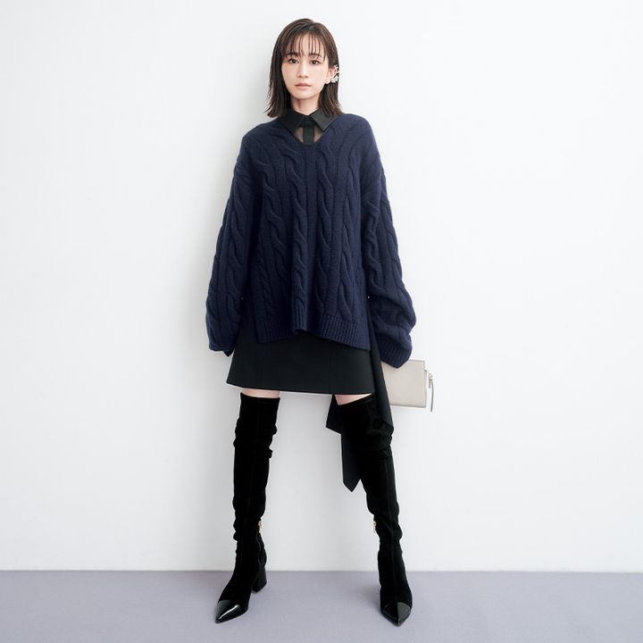 ADEAMの黒っぽコーデは透け感トップスがちらりと覗くのがポイント