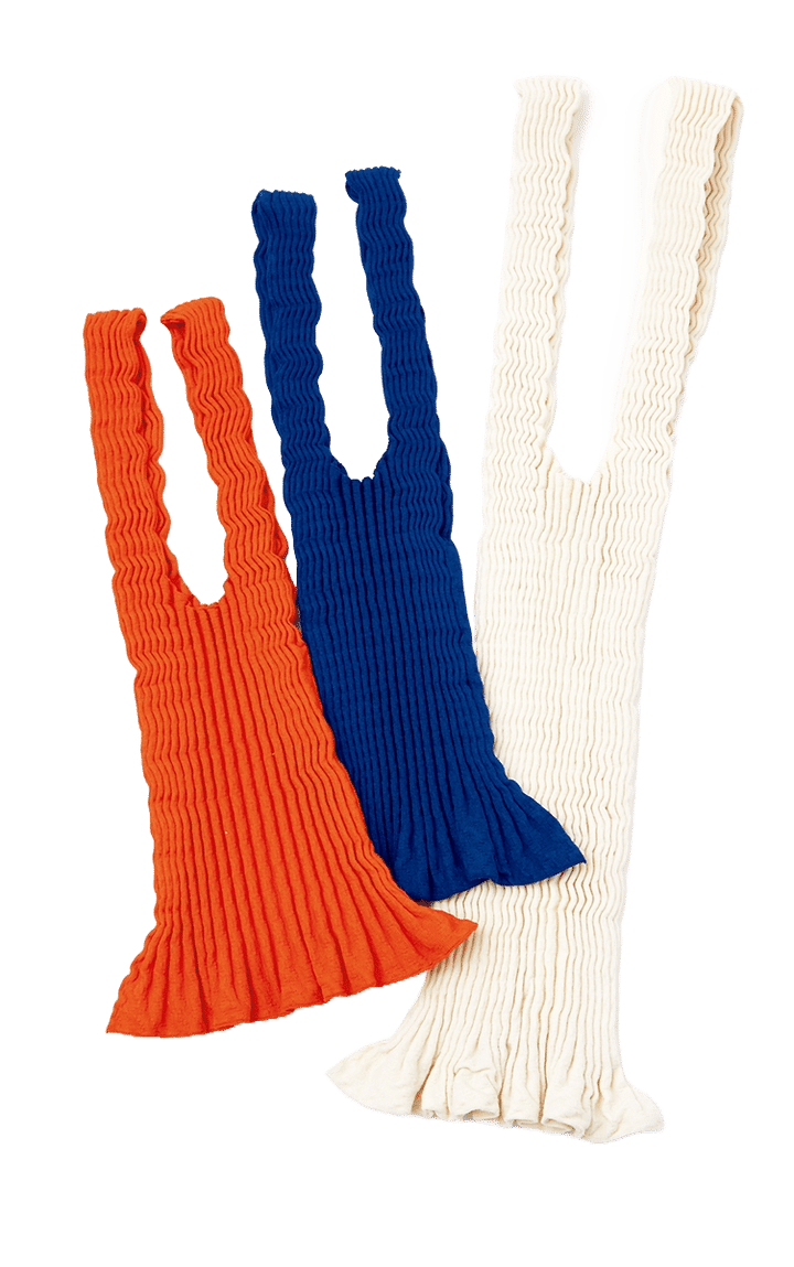 マテモノの伸縮性のある糸から作られた、無縫製ニットの鮮やかなチューブ状バッグ