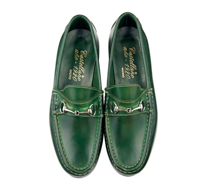 装いに浮かないグリーン