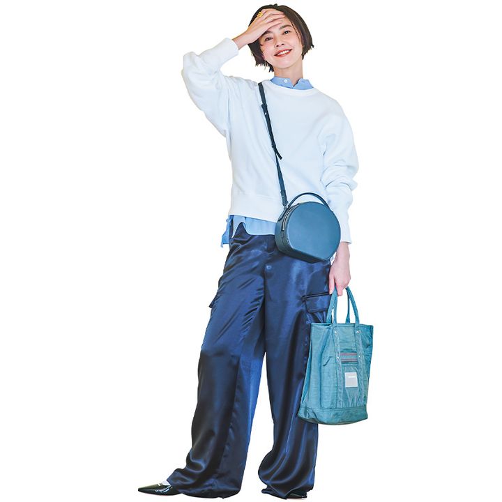 ブルーシャツと白スウェットのレイヤードに艶のあるカーゴパンツの授業参観コーデ