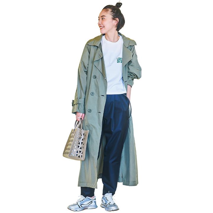 ロゴTシャツとネイビーパンツにカーキのトレンチを羽織った授業参観コーデ