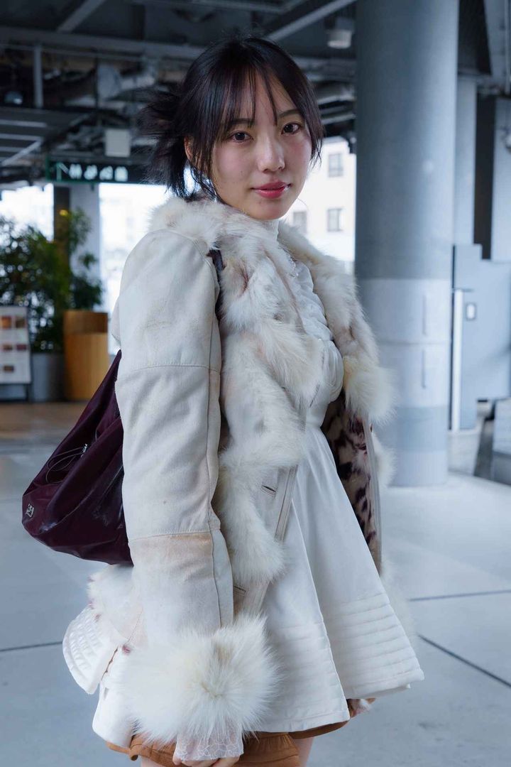 画像2: 甘いコーデを引き締める重めのネックレスやブーツがポイント