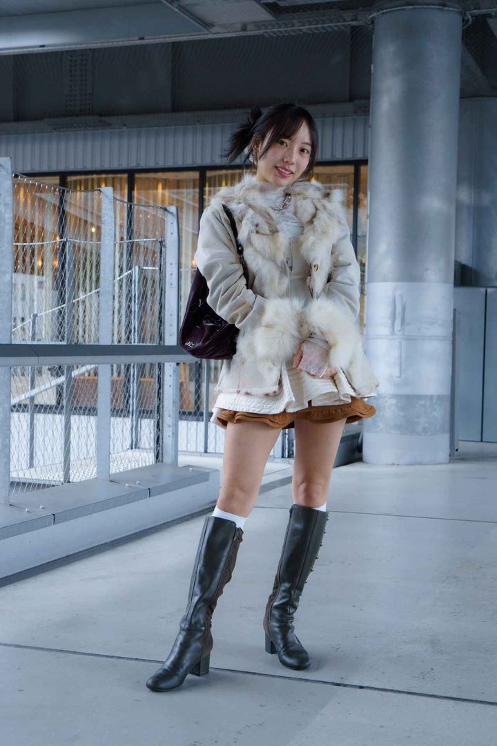 画像1: 甘いコーデを引き締める重めのネックレスやブーツがポイント