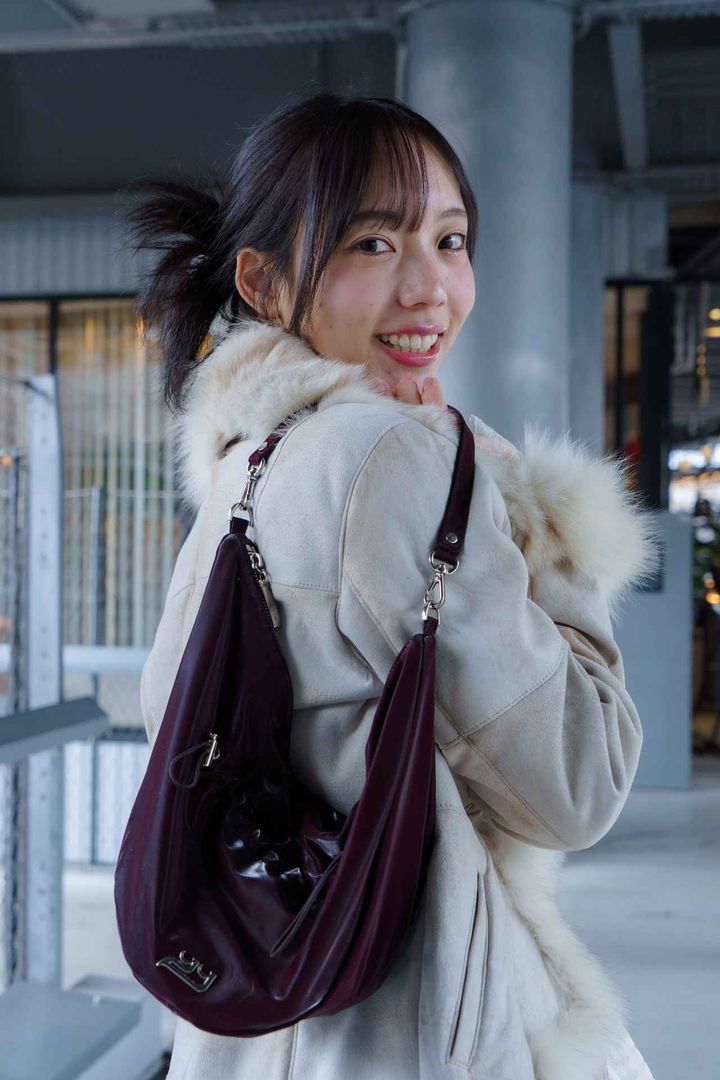 画像4: 甘いコーデを引き締める重めのネックレスやブーツがポイント