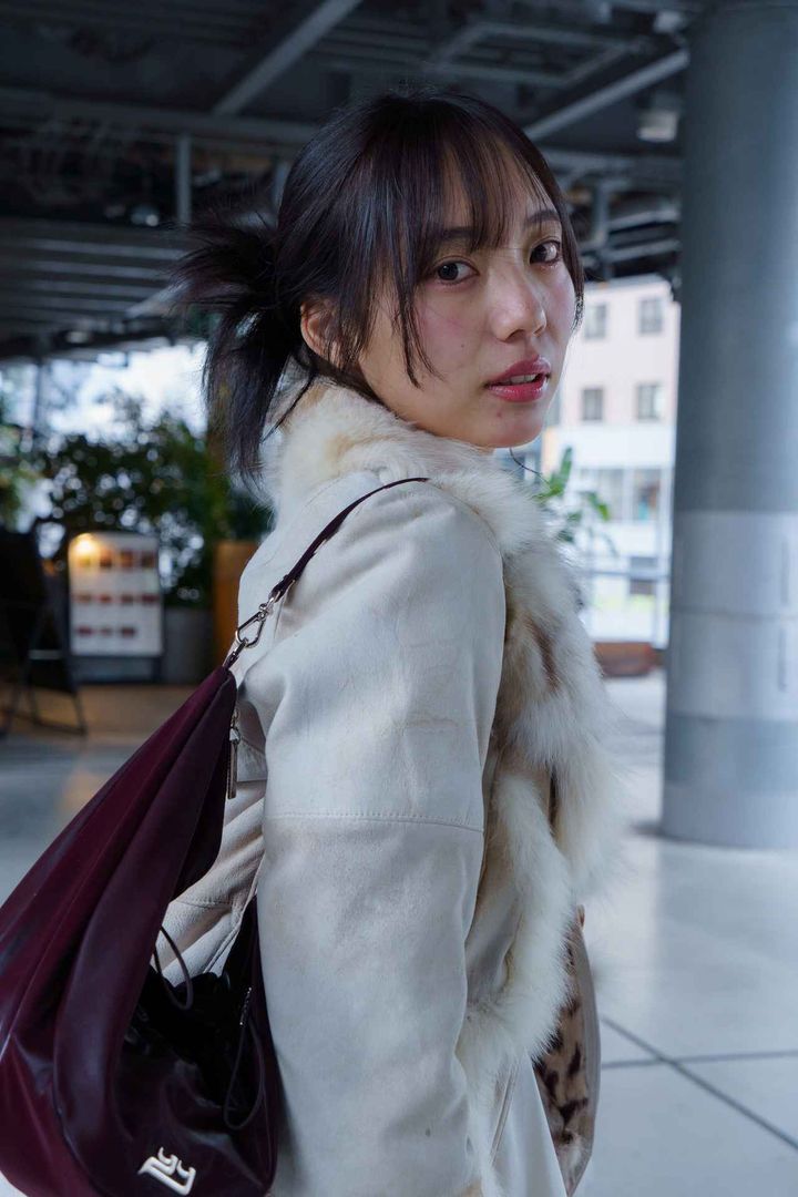 画像3: 甘いコーデを引き締める重めのネックレスやブーツがポイント