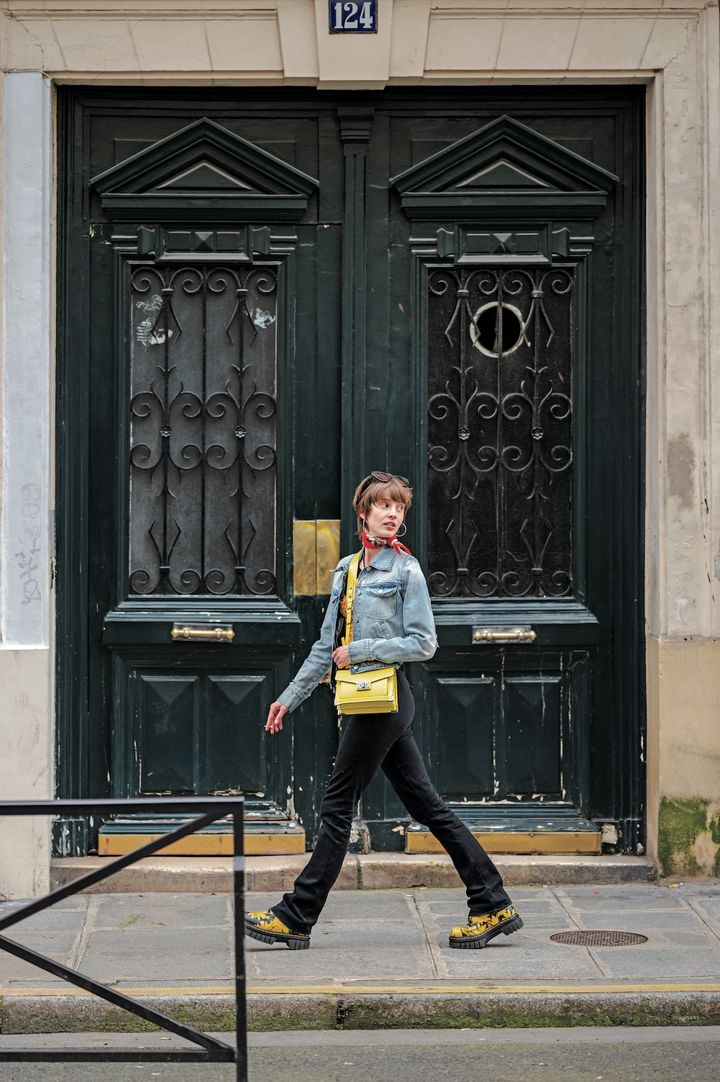 春っぽいカラー＆柄が続々！小物使いのテクニックも必見【パリジェンヌの一週間コーデ】