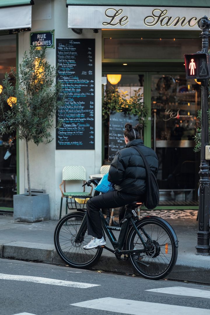 春っぽいカラー＆柄が続々！小物使いのテクニックも必見【パリジェンヌの一週間コーデ】