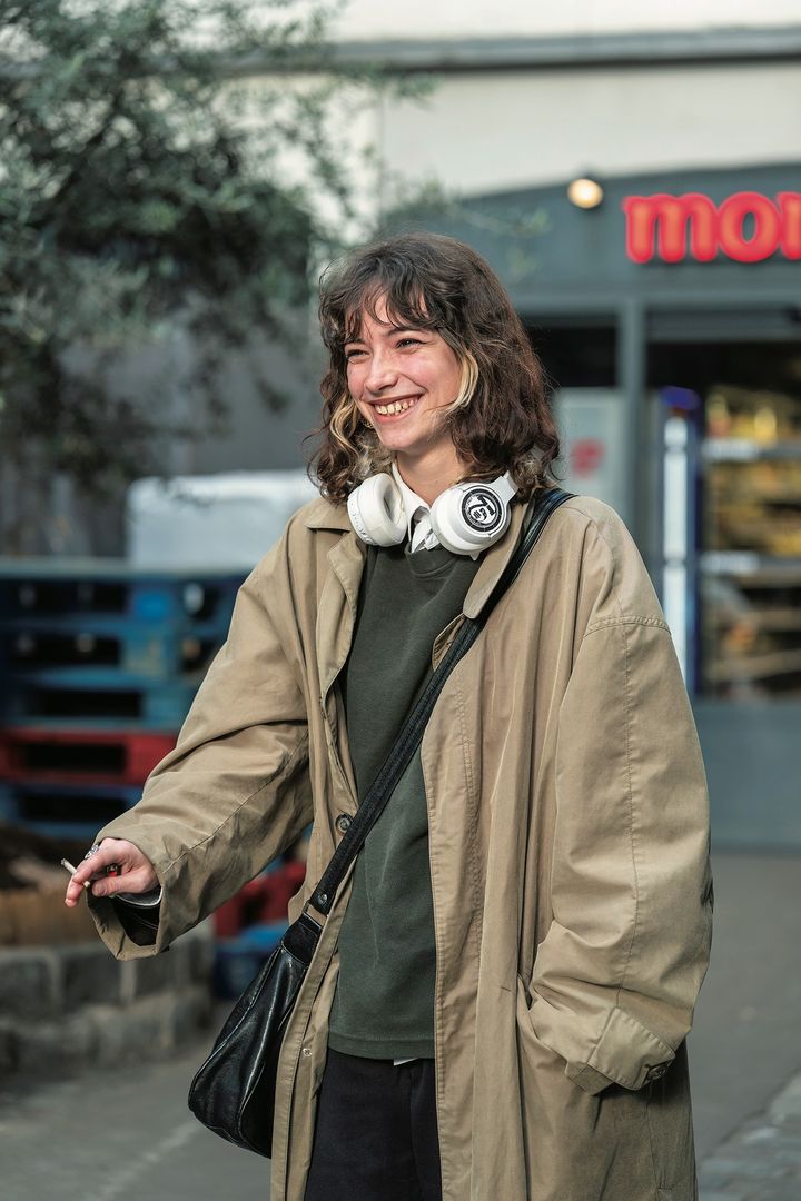 春っぽいカラー＆柄が続々！小物使いのテクニックも必見【パリジェンヌの一週間コーデ】