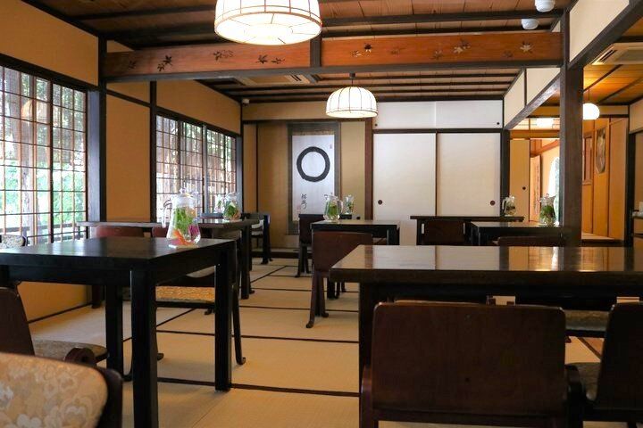 北鎌倉の古刹の味を受け継いだ食事処「点心庵」。円窓のある坐禅堂でゆったりと過ごすひととき