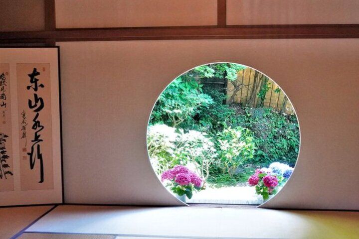 北鎌倉の古刹の味を受け継いだ食事処「点心庵」。円窓のある坐禅堂でゆったりと過ごすひととき