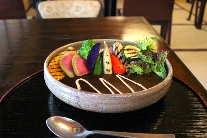 北鎌倉の古刹の味を受け継いだ食事処「点心庵」。円窓のある坐禅堂でゆったりと過ごすひととき