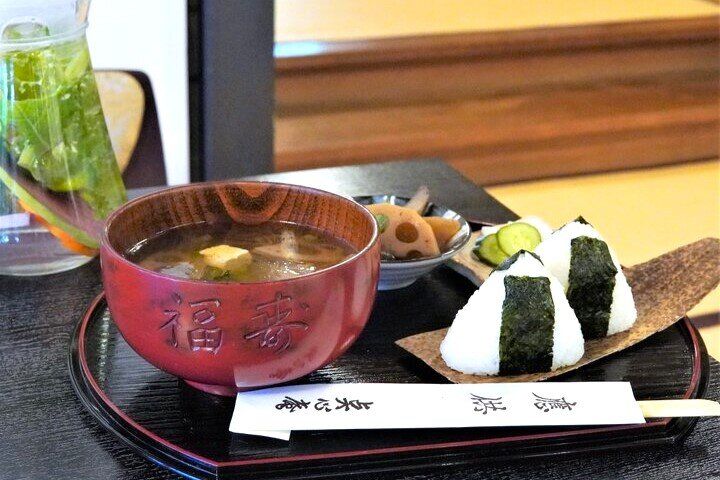 北鎌倉の古刹の味を受け継いだ食事処「点心庵」。円窓のある坐禅堂でゆったりと過ごすひととき