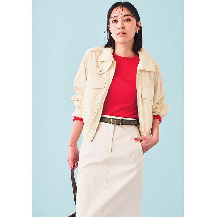 赤トップスと白のタイトスカートにクロップド丈のブルゾンを羽織ったコーデ