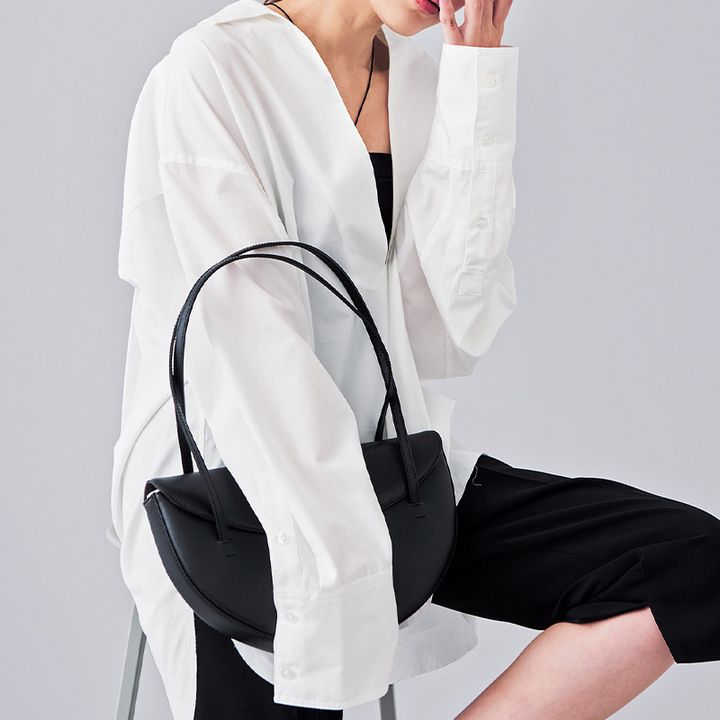 クレドナの深Vネックのスキッパー白シャツ