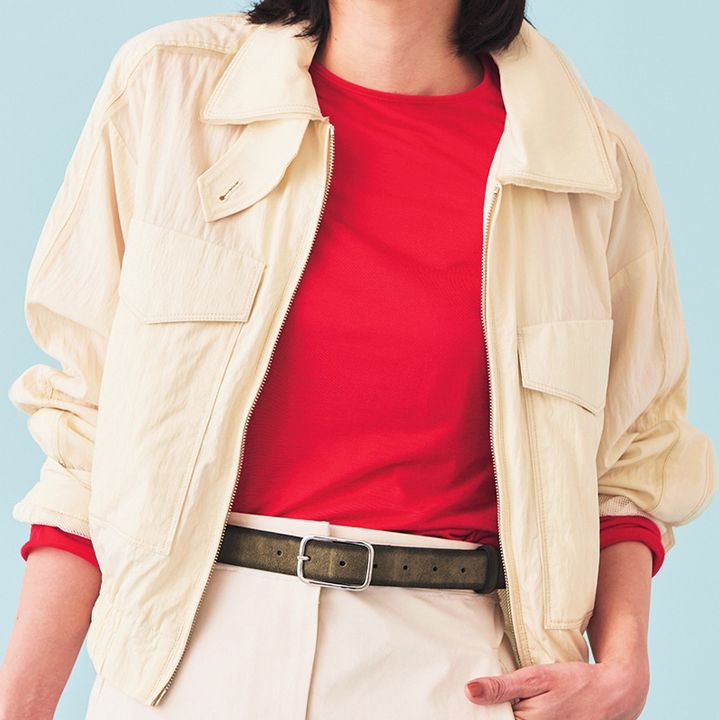 バッカの赤トップスにKUMEの短丈ブルゾンを羽織ったコーデ