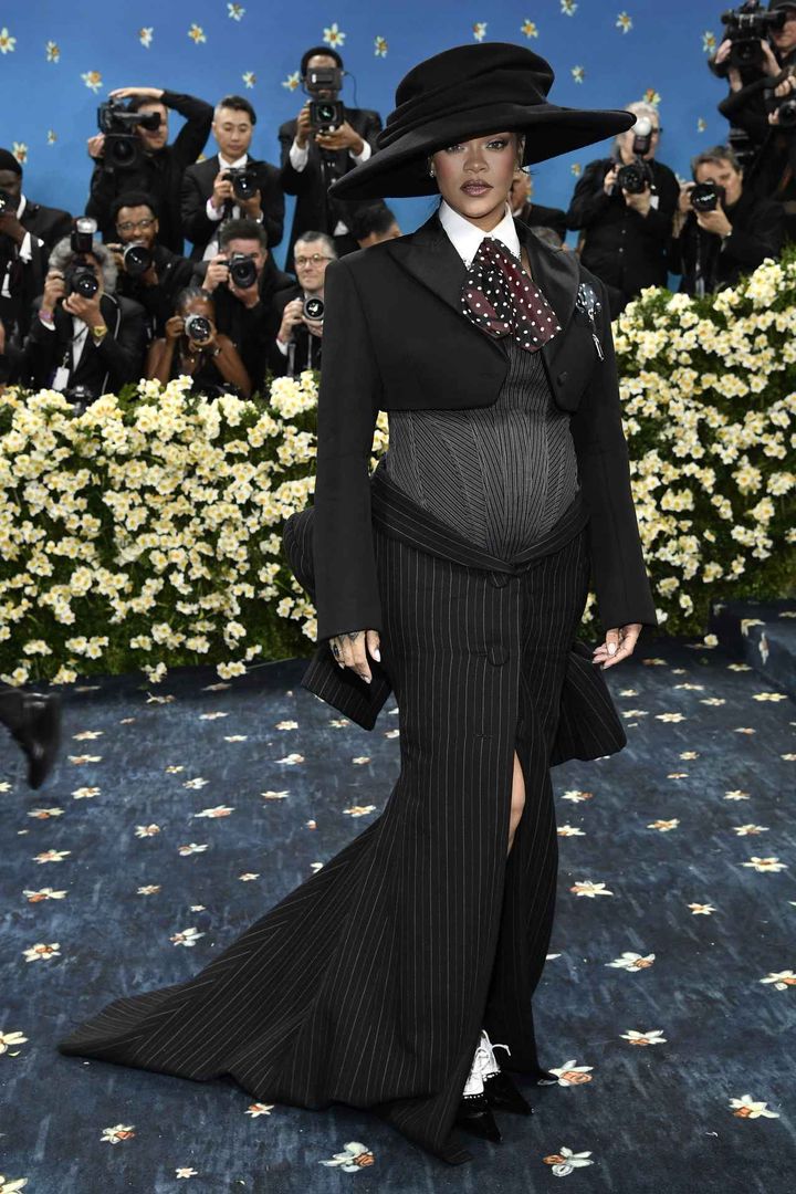 画像1: ファレル・ウィリアムスがメットガラで10万個のパールがついたジャケットを着用