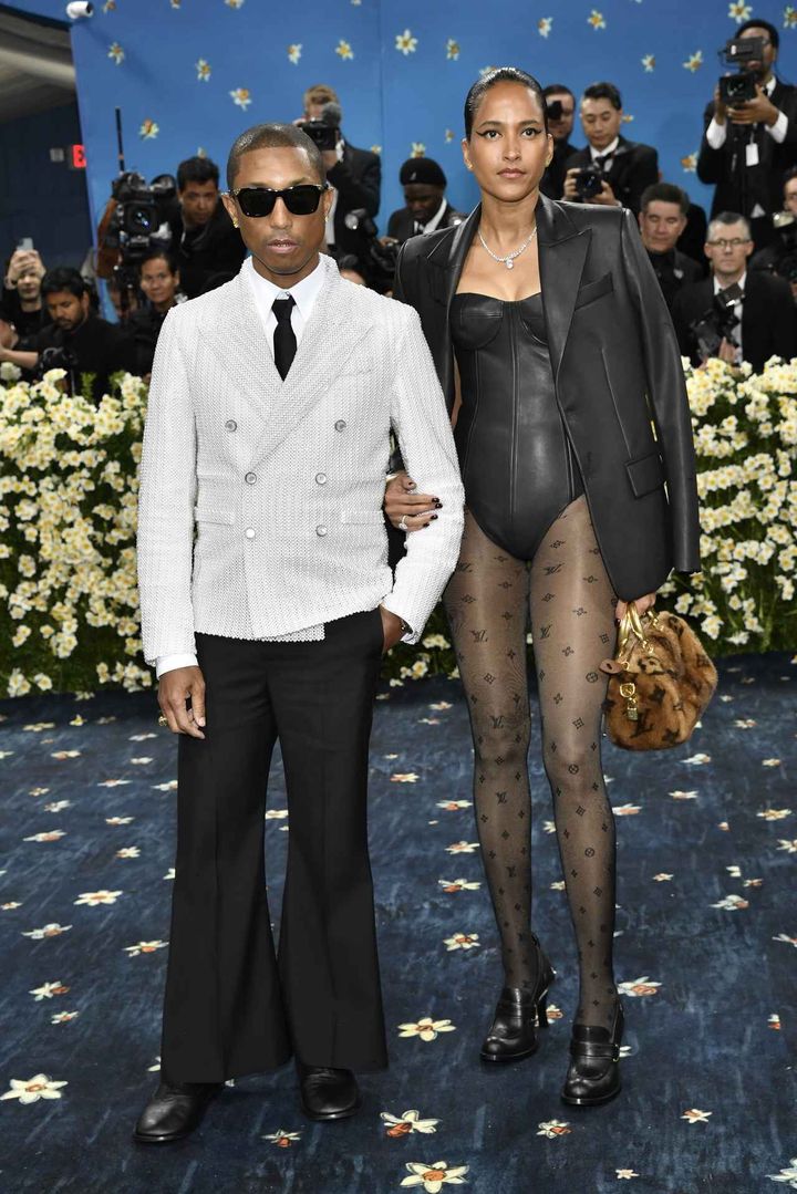 画像2: ファレル・ウィリアムスがメットガラで10万個のパールがついたジャケットを着用