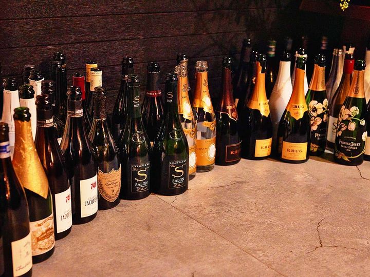 長堀橋『Common.』の床に並ぶ50本以上のボトル