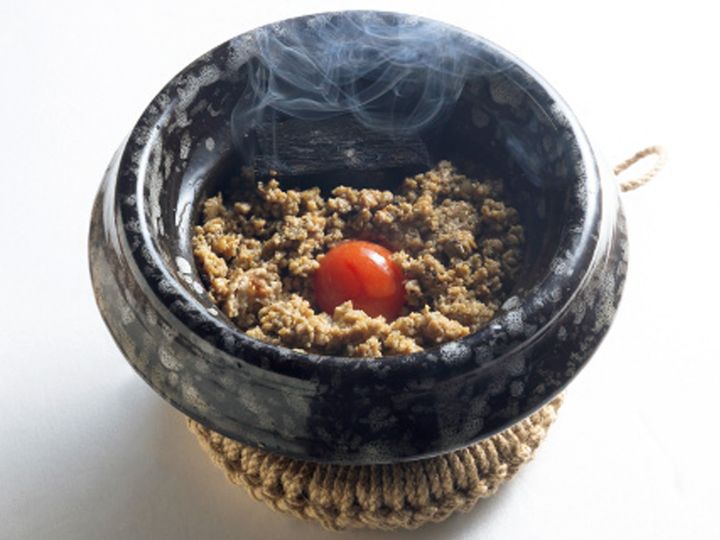 本町『めし処 ゑノゐ』の「炭薫る鶏ひき肉めし」