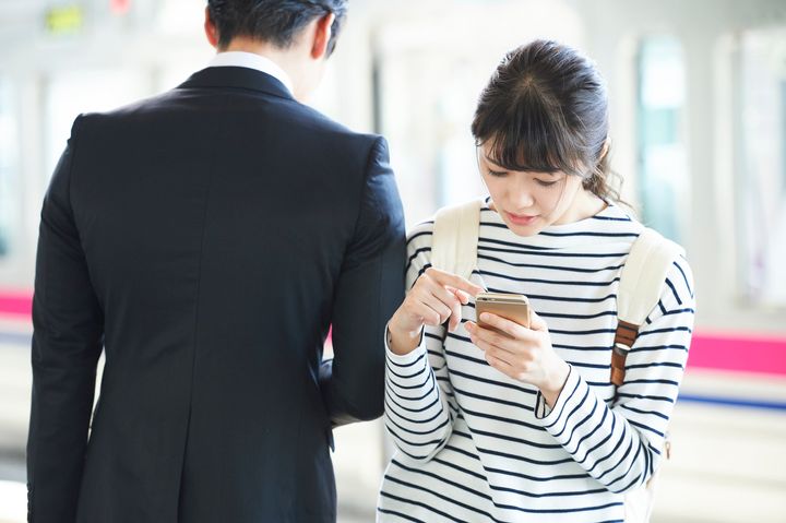 歩きスマホをしている人とぶつかったときに、相手のスマホが破損した場合、弁償しなきゃダメ？（画像はイメージ）