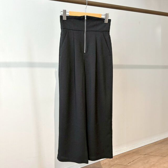 しまむらのハイウエストジップ使いパンツ