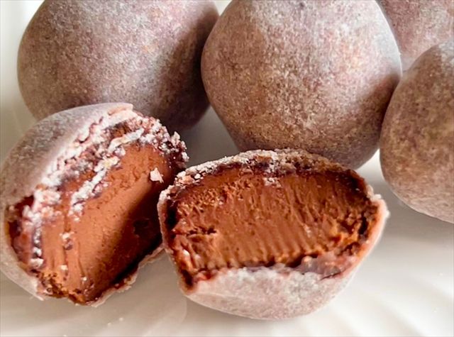 明治 ザ・カカオ 琥珀ガナッシュ いちご断面