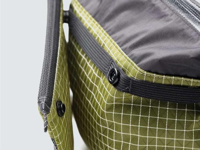 TAR(P)MENTのBIRD Sacoche MINUTEのメッシュポケットを外しているところ