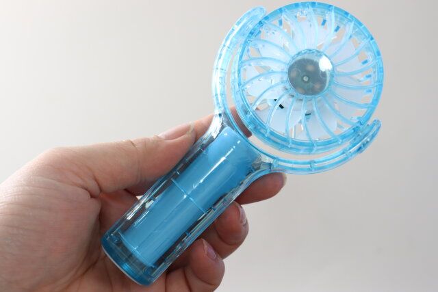 首振りミニ扇風機（クリア） ダイソー ブルー