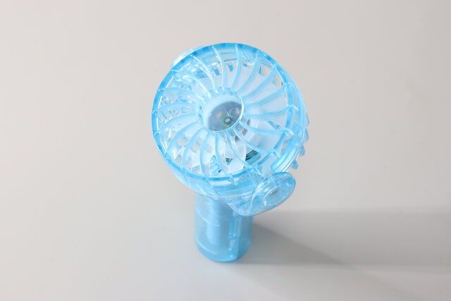 首振りミニ扇風機（クリア） ダイソー 自立
