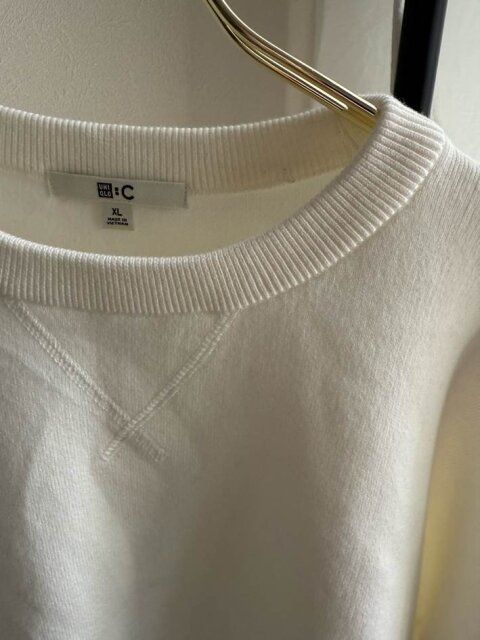 ユニクロ スムースコットンクルーネックセーター OFF WHITE 胸元