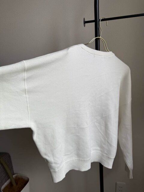 ユニクロ スムースコットンクルーネックセーター OFF WHITE 身幅はゆったりシルエット