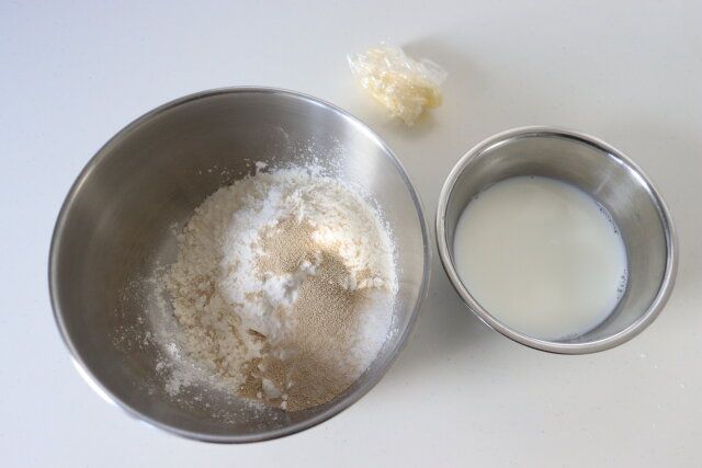 ボウルに強力粉・グラニュー糖・塩・ドライイーストを入れる。牛乳・水を合わせておく。