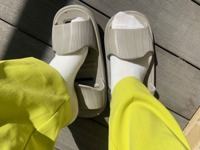 3COINS 両履き軽量スリッパ 履いている