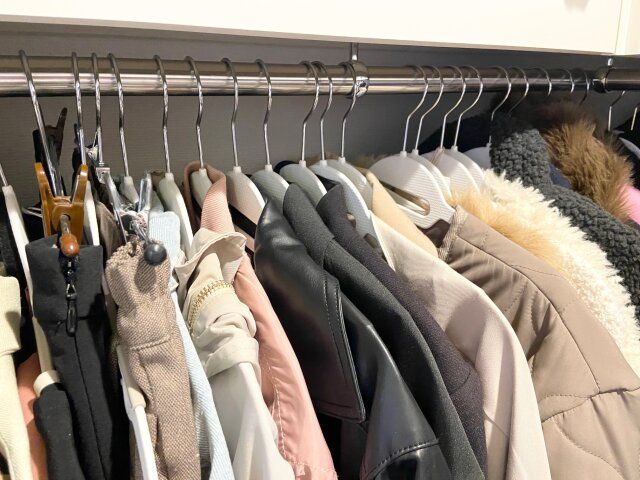 クローゼットの中に洋服がいっぱい