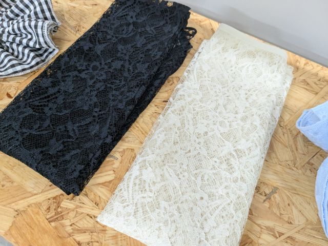 黒と白のレースラップスカート