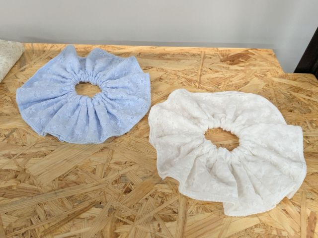 2色のコットンレースシュシュ