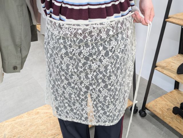 レースラップスカートを腰に巻いている