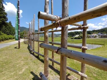 馬防柵 長篠の戦いのときに使われたものは当然戦いの後撤去されたが、現在は地元の人たちの手によって長篠の戦い当時の馬防柵が再現されている。