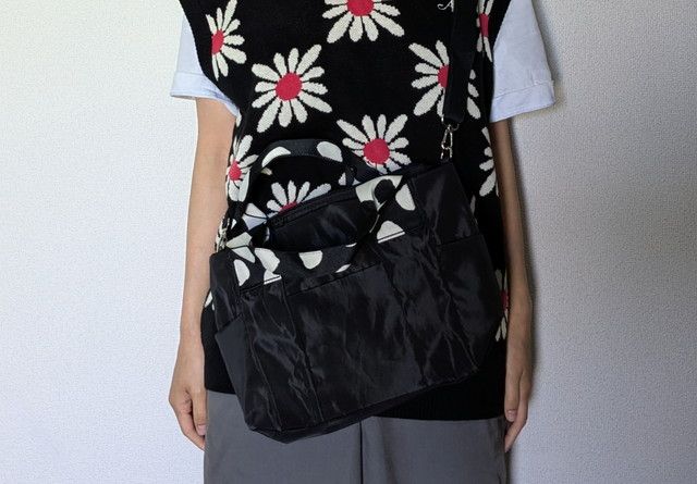 イアパピヨネダルメシアンバッグSサイズショルダーバッグとして掛けたところ