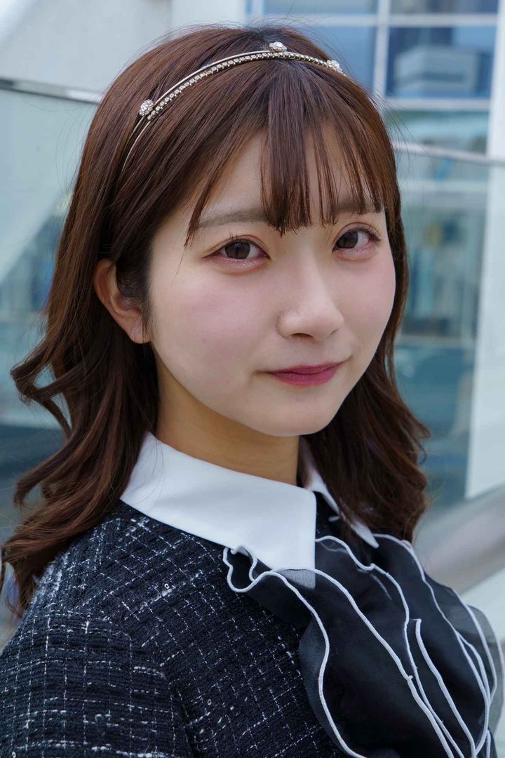 画像3: 落ち着いたカラーのワンピースと甘めのカチューシャがポイント