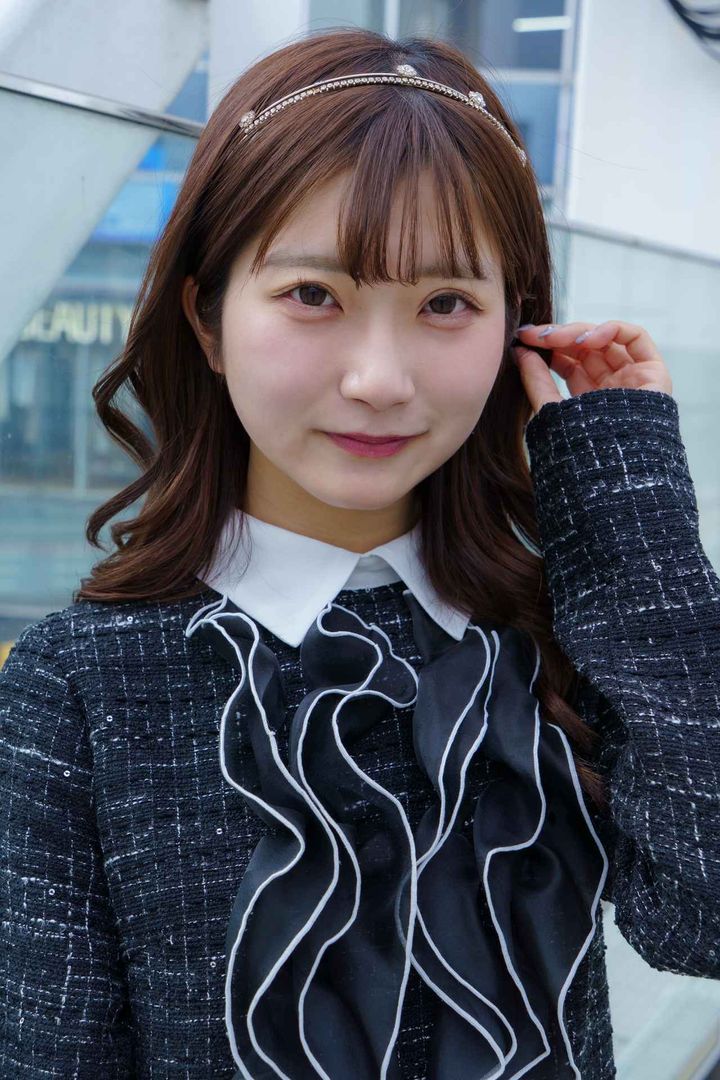 画像2: 落ち着いたカラーのワンピースと甘めのカチューシャがポイント